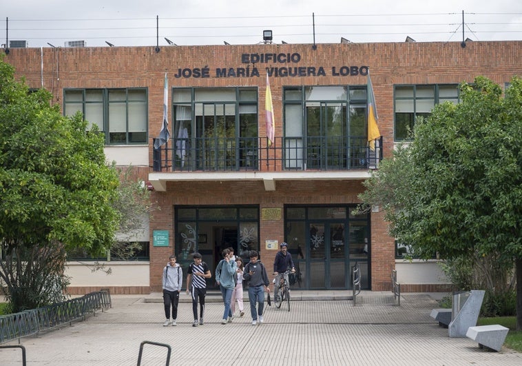 Científicos, juristas, una conserje, un alumno y hasta un rey dan nombre a espacios de la UEx